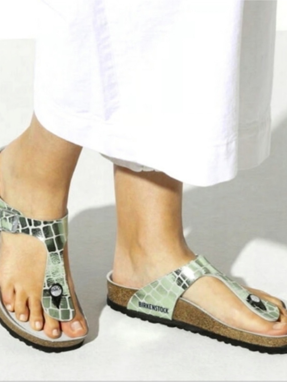 Birkenstock | Gizeh thong sandals in a green crocodile embossed pattern Size 6 - Picture 5 of 7